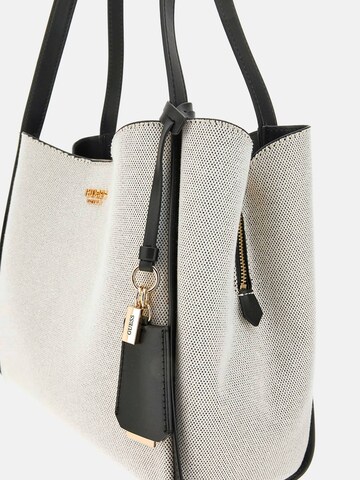 GUESS Schultertasche 'Nicolette' in Schwarz