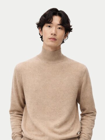 GOBI Cashmere Neulepaita 'Men's Essential Mock Neck Cashmere Sweater' värissä beige