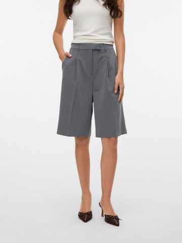 Loosefit Pantalon à pince 'VMJosefine' VERO MODA en gris : devant