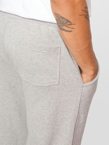 By Garment Makers Tapered Broek 'Julian' in Grijs