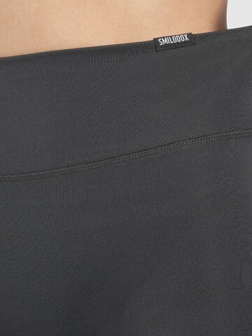 Smilodox Slimfit Shorts ' Darbie ' in Grau