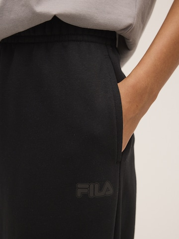 regular Pantaloni 'CALICE regular wide graphic sweat pants' di FILA in nero