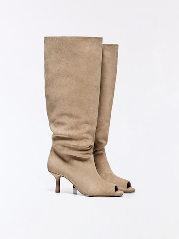 Bershka Stiefel in Beige