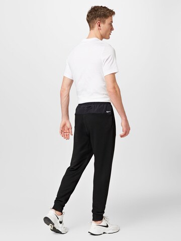 Effilé Pantalon de sport NIKE en noir