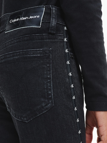 Calvin Klein Jeans ضيق جينز بلون أسود