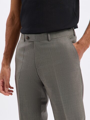 CARL GROSS Regular Pleated Pants in Brown