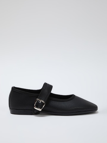 Trendyol Ballet Flats with Strap in Black