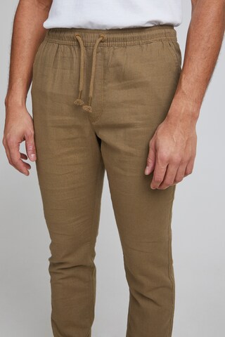 Slimfit Pantaloni 'Oeyvind' di 11 Project in marrone