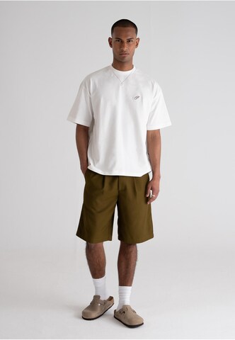 T-Shirt 'Grand Resort' Prohibited en blanc