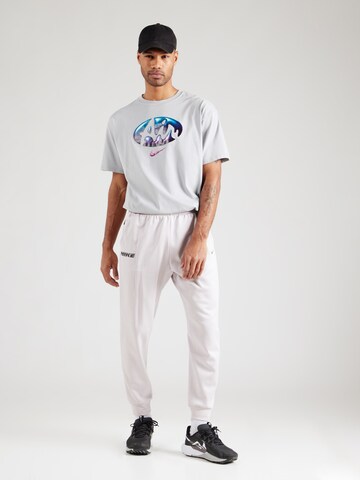 Effilé Pantalon de sport NIKE en blanc