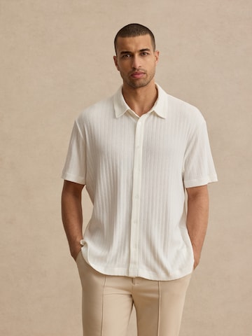 DAN FOX APPAREL - Ajuste confortable Camisa 'Tino' en blanco: frente