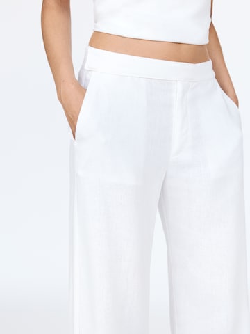 Pull&Bear Loosefit Nadrág - fehér