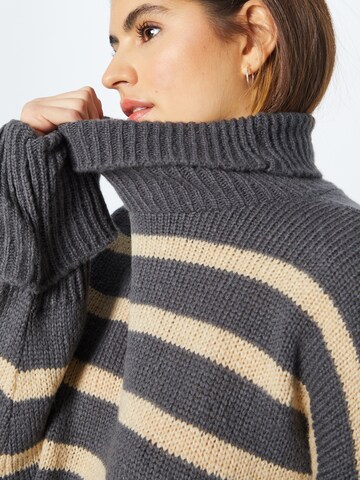 In The Style Pullover 'Lorna' in Grau