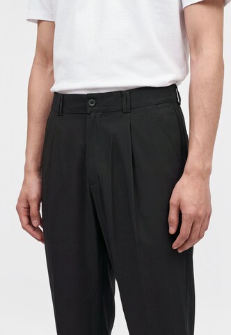 Slimfit Pantaloni cutați 'Fruet' de la Carlo Colucci pe negru