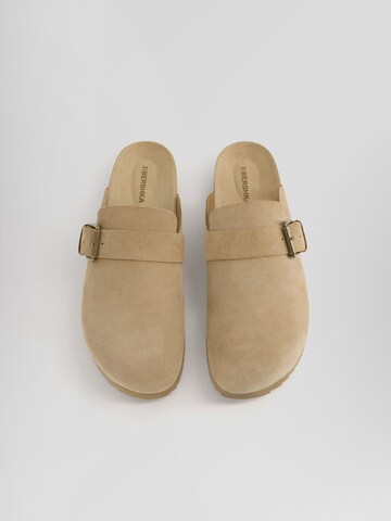 Bershka Clogs in Grijs