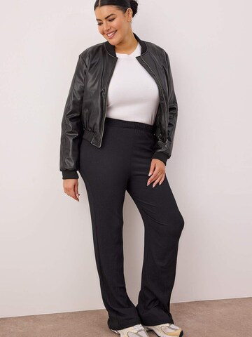 Trendyol Curve - Acampanado Pantalón en negro