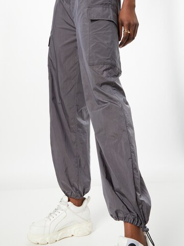 Loosefit Pantaloni cargo 'Amaya' di modström in grigio