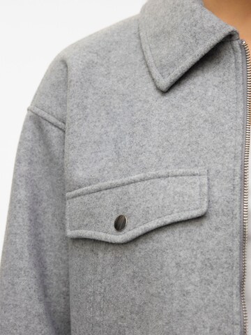 VERO MODA Tussenjas 'FORTUNEFREJ' in Grijs