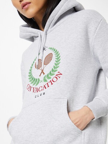 On Vacation Club Sweatshirt in Grau