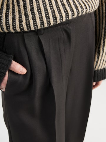 Regular Pantaloni cutați de la Dorothy Perkins pe negru