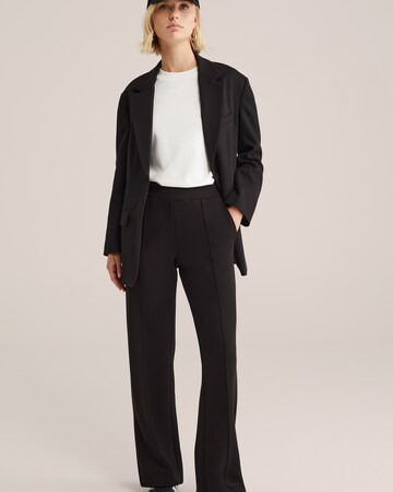 WE Fashion Loosefit Suorat housut värissä musta