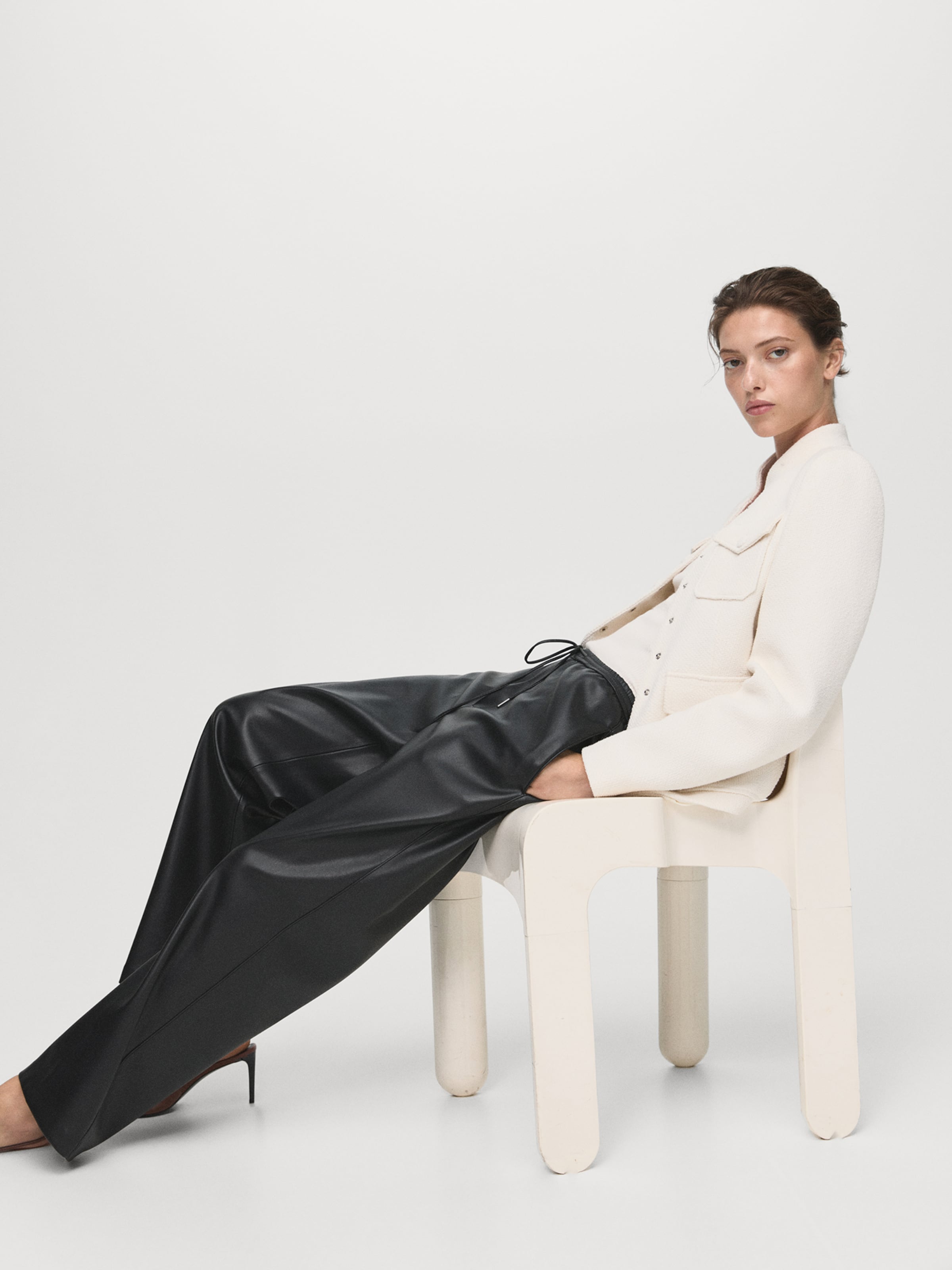 apple mango MANGO Largi Pantaloni 'Apple' pe Negru | ABOUT YOU