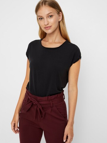 Slimfit Pantaloni cutați 'Eva' de la VERO MODA pe roșu