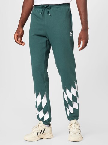 ADIDAS ORIGINALS Tapered Broek in Groen: voorkant