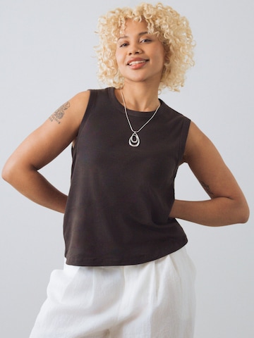 Honest Basics Top in Bruin: voorkant
