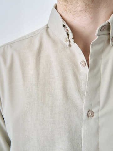 Coupe regular Chemise ' Linen Blend ' TEESHOPPEN en beige