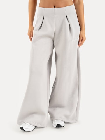 Smilodox Loosefit Jogginghose ' Sylva ' in Grau: Vorderseite
