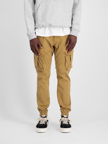 ruda ALPHA INDUSTRIES Siaurėjantis Laisvo stiliaus kelnės 'Spy': priekis