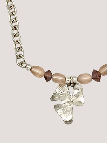 Braccialetto 'Romantic chain bracelet silver flower pendant 10µ & roses' di Gloria Mago in rosa