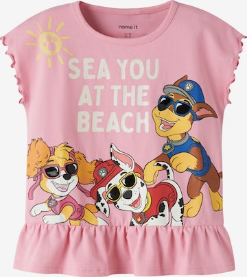 NAME IT T-shirt 'NMFMINA PAW' i rosa: framsida