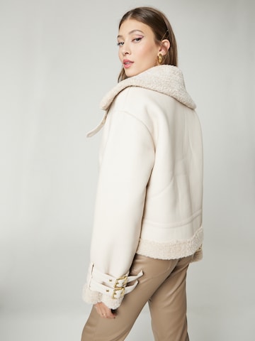 Veste mi-saison 'Ina' Hoermanseder x About You en beige