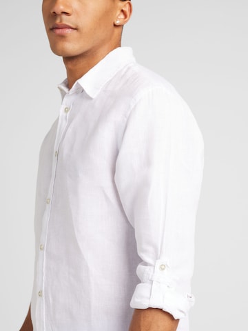 CAMP DAVID جينز مضبوط قميص بلون أبيض