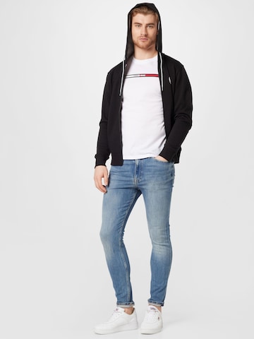 Tommy Jeans قميص 'Essential' بلون أبيض