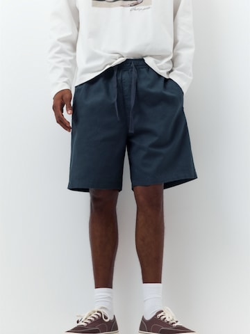 Pull&Bear Loose fit Trousers in Blue: front