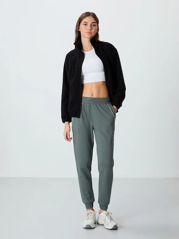 Effilé Pantalon de sport Tommy Life en gris : devant