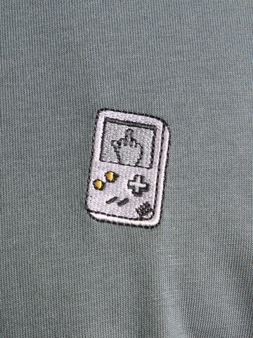 Iriedaily T-Shirt 'Play Different' in Grün