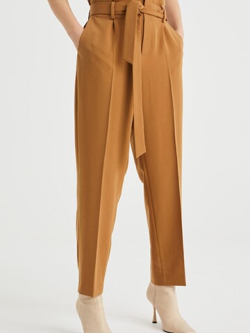 WE Fashion - Tapered Pantalón de pinzas en marrón: frente
