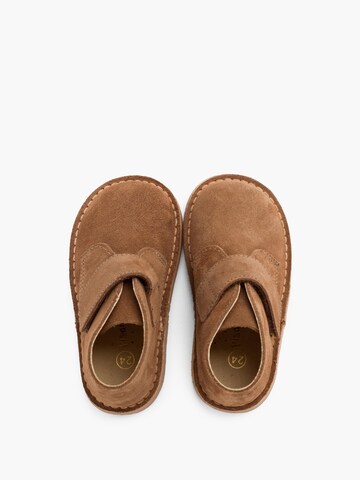 Pisamonas - Botas en marrón