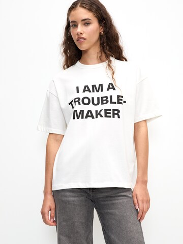 Tricou de la Pull&Bear pe alb: față