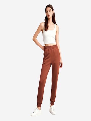 Effilé Pantalon de sport 'Jogginghose' Tommy Life en rouge