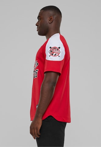 Coupe regular T-Shirt 'Varsity Block Baseball' FUBU en rouge