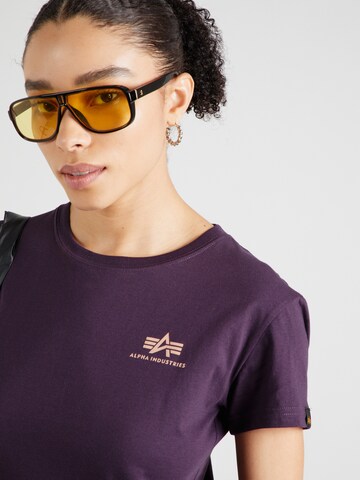 ALPHA INDUSTRIES Футболка в Лиловый