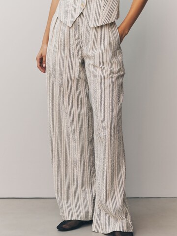 Next Wide leg Veckad byxa i beige: framsida