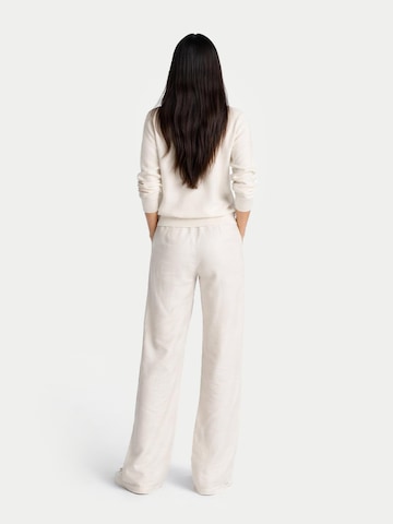 GOBI Cashmere - Jersey 'Women's Essential Cashmere V-Neck Sweater' en blanco