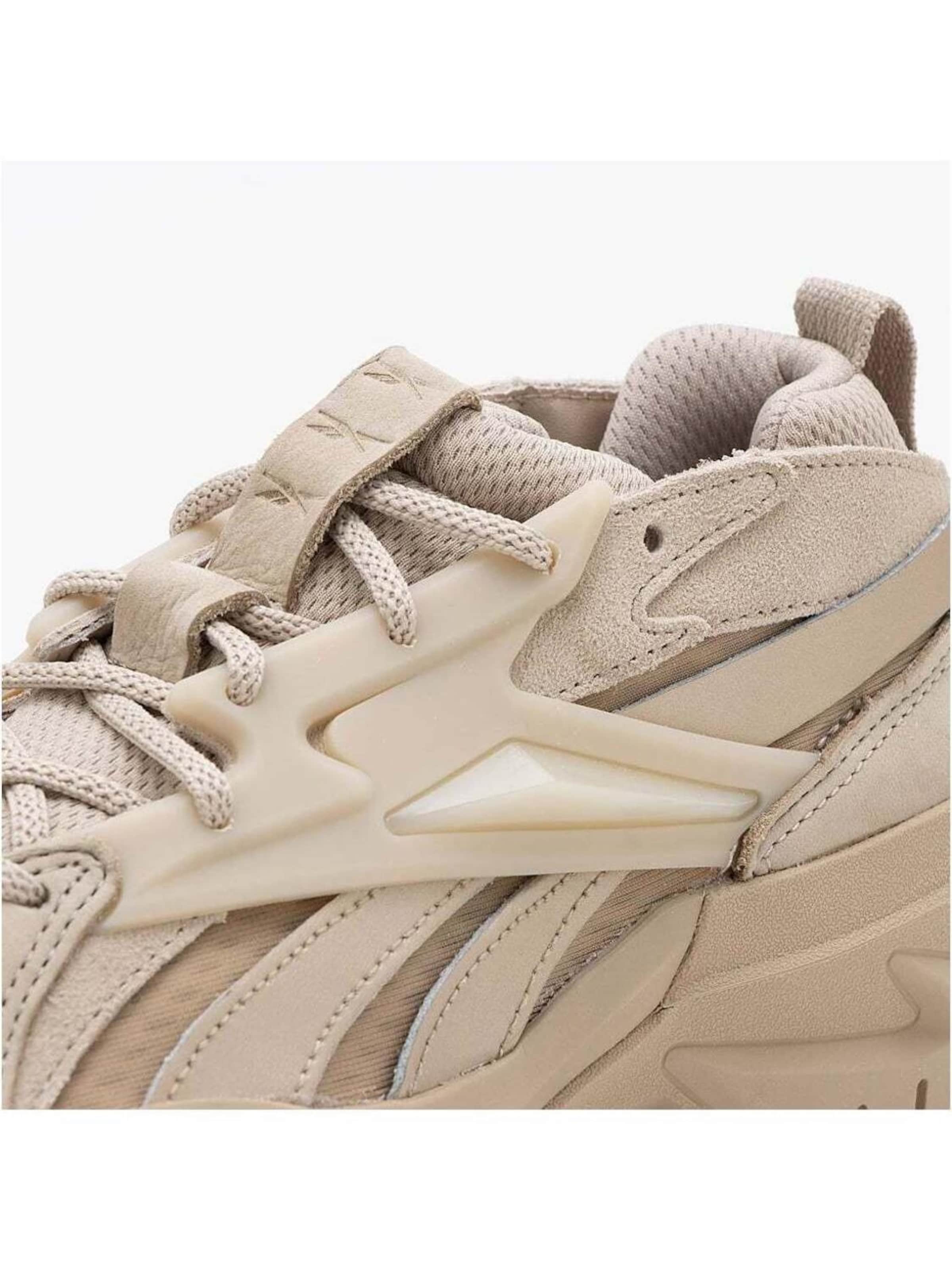 Reebok - Calzado deportivo 'Reebok X Cardi B Club C V2' en beige