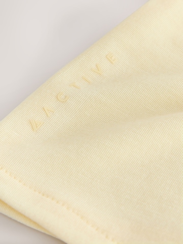 Next - Top deportivo 'Active' en amarillo